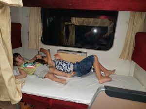 tren nocturno. Viajar a Tailandia con niños