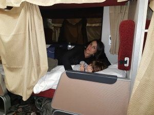 Viaje en tren a chiang mai con niños