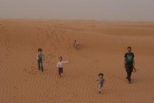 niños corriendo por el desierto