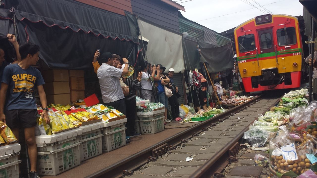 Mercado del tren en Tailandia