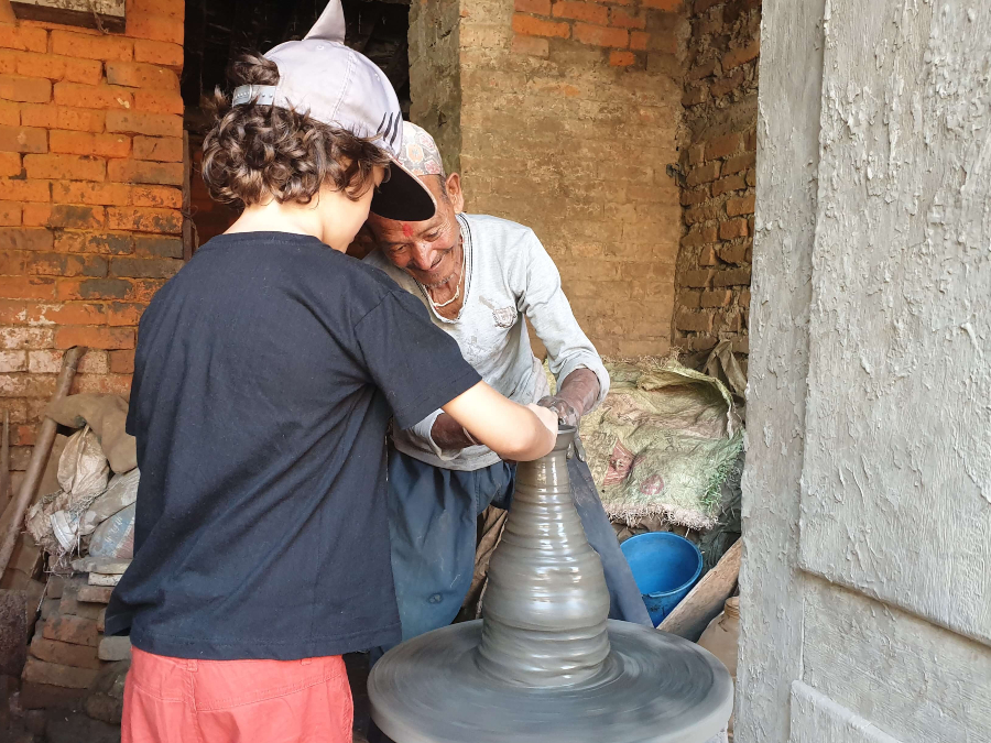 haciendo vasija en la plaza de los alfareros de Bhaktapur, Kathmandu