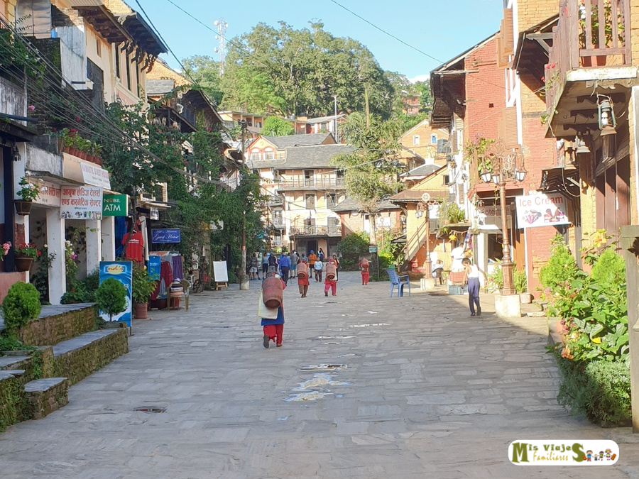 Calle principal de Badipur. Imprescindible en una ruta de 10 o 15 días en Nepal