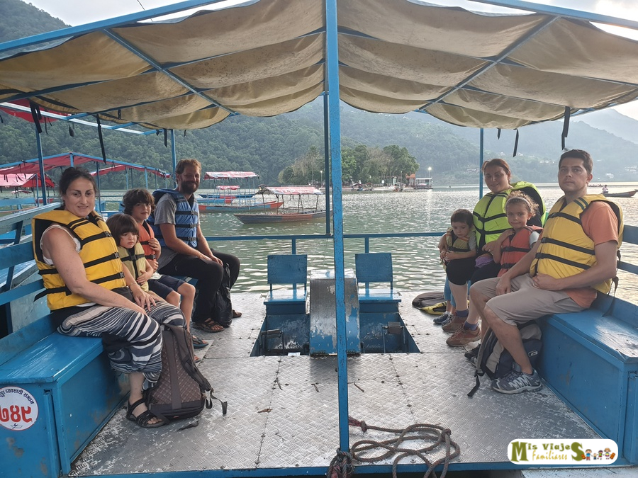 Paseo en barco por el Lago Phewa en Nepal. Imprescindible si viajas con niños