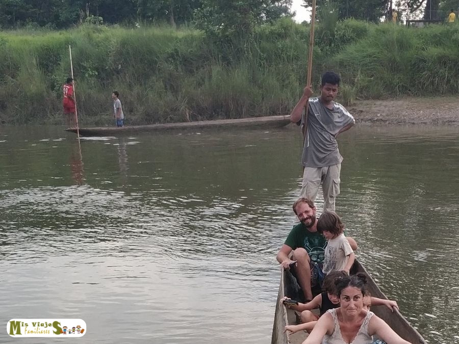 Paseo en canoa en Chitwan. Imprescindible si viajas a Nepal con niños